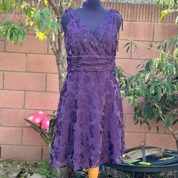 Narianna Sleeveless V Shape Beaded Top, Floral Dress - Picture 3 of 15